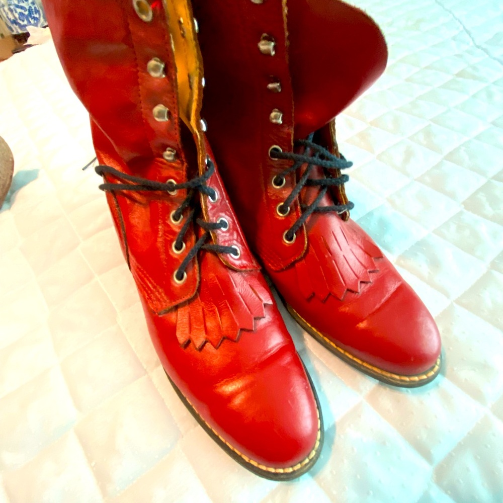 Justin look a like lacers.
